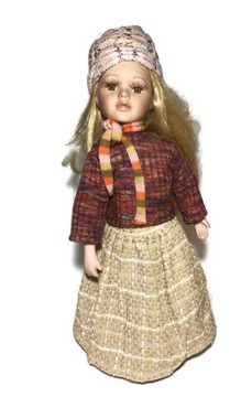 Lalka porcelanowa blondynka w czapce 45cm