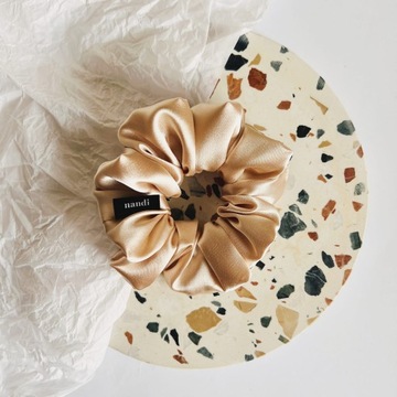 Резинка для волос из атласа бежевого цвета