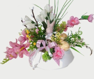 Украшение пасхального стола зайчиком и пасхальными яйцами, цветами на могилу, кладбище