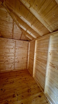 Деревянный дом с беседкой, садовый домик
