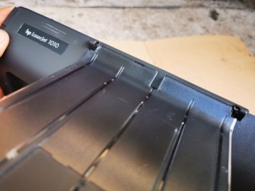 КРЕПЛЕНИЕ ПЕРЕДНЕГО ПОДНОСА HP LASERJET 1010 1018 1020