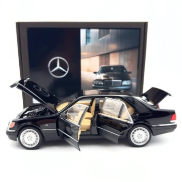 Модель автомобиля Mercedes Benz W140 320SEL в масштабе 1:24.