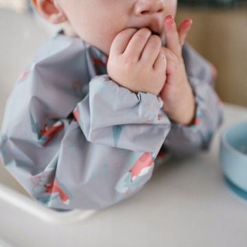 ФАРТУК-КОМБИНЕЗОН BABYONO С ДЛИННЫМ РУКАВОМ, НА ЗАВЕЛКРО И КАРМАНОМ ДЛЯ МРОШЕК