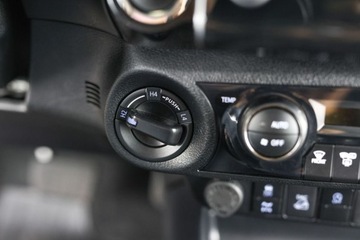 Toyota Hilux VIII Podwójna kabina Facelifting 2.8 D-4D 204KM 2023 Toyota Hilux 2.8 D-4D Double Cab Invincible 4x4 aut 2.8 Diesel 204KM, zdjęcie 29