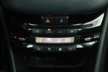 Peugeot 2008 I SUV Facelifting 1.2 PureTech 110KM 2017 Peugeot 2008 1.2 PureTech, Salon Polska, zdjęcie 10