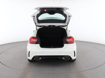 Mercedes Klasa A W176 Hatchback 5d Facelifting 180 122KM 2017 Mercedes A 180 AMG Line full LED Podg.fotele i, zdjęcie 18