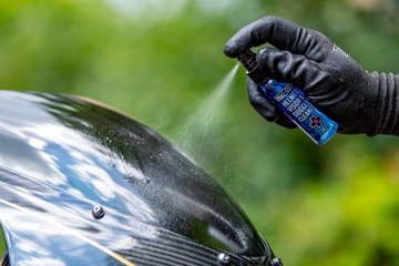 Препарат Muc-Off для очистки козырьков и линз шлемов, очков и мотоциклов.