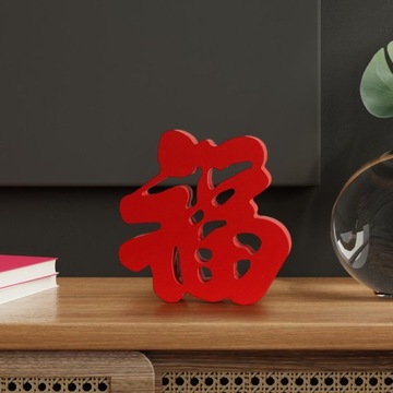 Традиционное китайское украшение счастья. Красный персонаж Фу. Резьба по дереву.