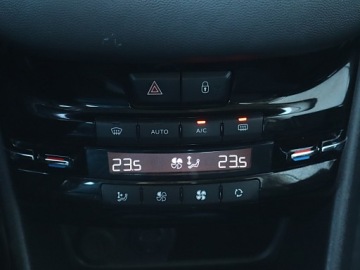 Peugeot 208 I Hatchback 5d Facelifting 1.2 PureTech 82KM 2015 Peugeot 208 1.2 PureTech, Salon Polska, zdjęcie 16