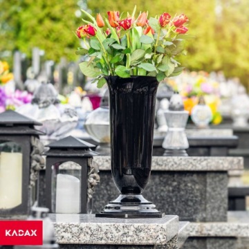 Ваза с бутылками цветы надгробия