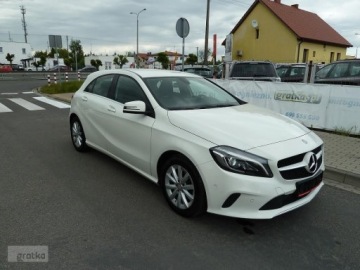 Mercedes Klasa A W176 Hatchback 5d Facelifting 160 102KM 2017 Mercedes-Benz Klasa A Mercedes-Benz Klasa A W176 160 BIALA PERLAXENONYLedy, zdjęcie 3