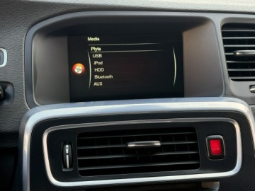 Volvo V60 I Kombi Facelifting 2.0 D4 DRIVE-E 181KM 2014 Volvo V60 2,0D4 181KM Momentum /Ledy/ Lift, zdjęcie 33