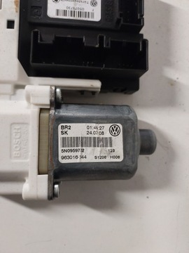 MOTOR OKNO PRAVÝ PŘEDNÍ VW TIGUAN 5N0959702
