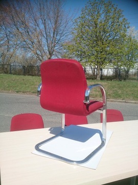 АТАЛ красное вращающееся кресло