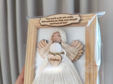 ANIOŁEK MAKRAMA W DREWNIANEJ RAMCE PAMIĄTKA NA CHRZEST URODZINY PREZENT