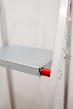 Лестница алюминиевая бытовая 4 ступени складная полка BAULICH +GRATIS STOPS