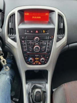 Opel Astra J Hatchback 5d 1.6 Twinport ECOTEC 115KM 2011 Opel Astra 1.6 115 KM 100% Przebieg 105 Tyś km, zdjęcie 26