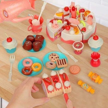 Разрезание праздничного торта на кухне, подсветка репы, звуки шеф-повара