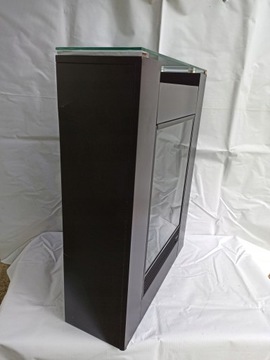 Kominek elektryczny stojący z funkcją grzewczą uszkodzenia obudowy