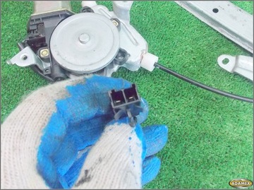 NISSAN MAXIMA QX 98R - ZVEDÁK OKNO PRAVÝ ZADNÍ