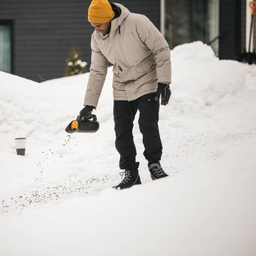 FISKARS SOLID Siewnik ręczny do sypania soli piasku na śnieg Rozsiewacz