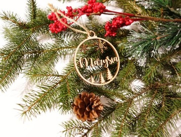 Персонализированная безделушка с именем из дерева.