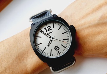 Nowy, masywny zegarek TPW, parciany pasek