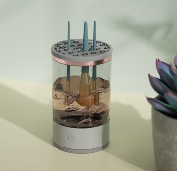 Моющее устройство для автоматической очистки кистей для макияжа.