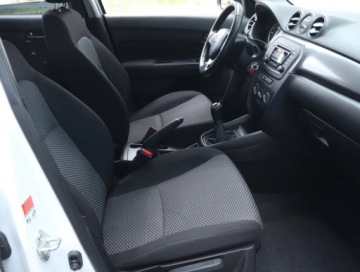 Suzuki Vitara III SUV Facelifting 1.0 BoosterJet 111KM 2019 Suzuki Vitara 1.0 BoosterJet, Salon Polska, zdjęcie 8