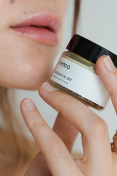 РАЗГЛАЖИВАЮЩЕЕ И УВЛАЖНЯЮЩЕЕ 100% ВЕГАНСКОЕ МАСЛО ДЛЯ СУХИХ ГУБ МАНЖЕРИНОВОЕ