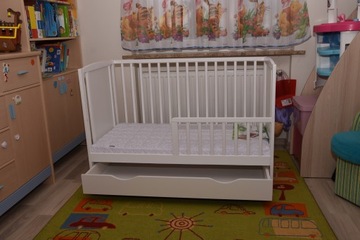 БАЙКА БЕЛАЯ ДЕТСКАЯ КРОВАТЬ С ЯЩИКОМ + МАТРАС ГПК + ПЕРИЛЬ