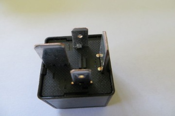 РЕЛЕ ТОПЛИВНОГО НАСОСА VW 100 7MO951253A OE