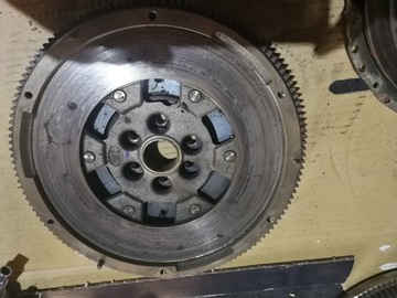 KOLO DVOUHMOTNÉ SPOJKA PASSAT B7 2.0 CFF