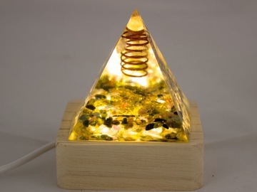 СВЕТЯЩАЯСЯ СВЕТОДИОДНАЯ USB ПОДСТАВКА ДЛЯ ФИГУР ПИРАМИДА, ПОДСВЕТКА, 6х6 см