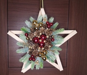 Украшение венком рождественской двери