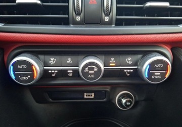 Alfa Romeo Giulia II Sedan Facelifting 2.0 Turbo 280KM 2021 Alfa Romeo Giulia 2.0 280KM 4x4 Q4 Czerwona Skora Kamera Szyberdach ElekrP, zdjęcie 21