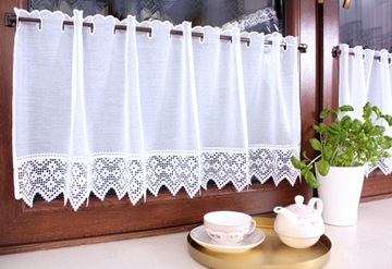 Заздростка белая кухонная штора с батистовой аппликацией, высота 70 см