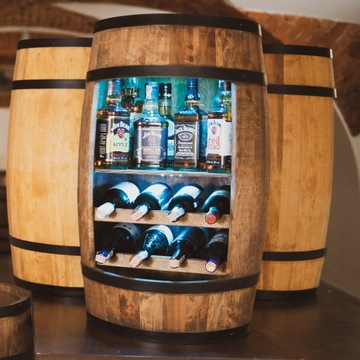 Drewniany barek LED z półką i leżakami na wino