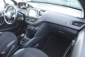 Peugeot 208 I Hatchback 3d 1.2 VTI 82KM 2014 Peugeot 208 1.2 Benzyna doinwestowany nawigacja gw, zdjęcie 12