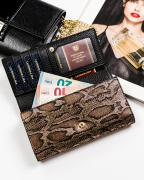 Lakierowany portfel na karty z wężowym wzorem Peterson