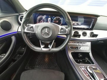 Mercedes Klasa E W213 Limuzyna 2.0 220d 194KM 2018 Mercedes E 220 salon, I wł, bezwyp. AMG Line, zdjęcie 13