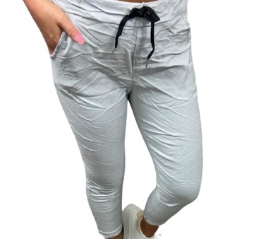 Брюки больших размеров со складками разных цветов.