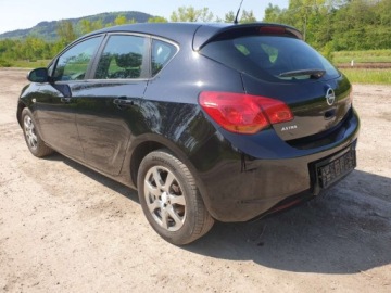 Opel Astra J Hatchback 5d 1.4 Twinport ECOTEC 100KM 2010 Opel Astra Opel Astra 2010 1.4 benzyna 1.4 Benzyna 101KM, zdjęcie 3