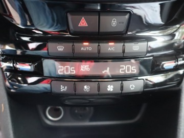 Peugeot 2008 I SUV Facelifting 1.2 PureTech 110KM 2018 Peugeot 2008 1.2 PureTech, Salon Polska, zdjęcie 12