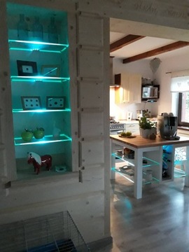 Красная подсветка двух стеклянных полок