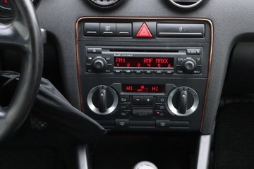 Audi A3 8P Hatchback 3d 1.9 TDI 105KM 2004 Audi A3 1.9 TDI, Klima, Klimatronic,ALU, El. szyby, zdjęcie 12