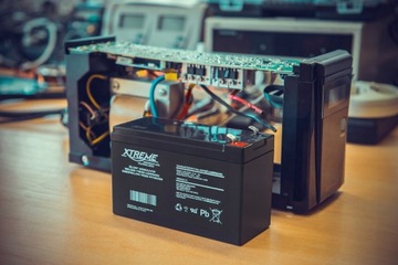 ГЕЛЕВАЯ АККУМУЛЯТОРНАЯ БАТАРЕЯ 12 В 7 Ач ДЛЯ ИГРУШЕЧНОЙ МАШИНКИ