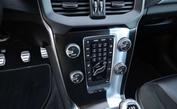 Volvo V40 II Cross Country 2.0 T3 DRIVE-E 152KM 2016 Volvo V40 Volvo V40 T3 RDesign 2.0 Benzyna 152KM, zdjęcie 8