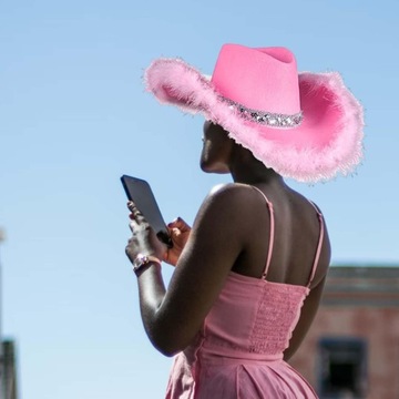 Модная ковбойская шляпа. Шикарная розовая ковбойская шляпа для