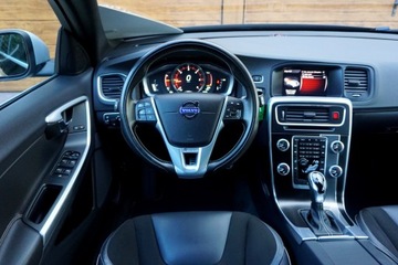 Volvo V60 I Kombi Facelifting 2.0 D4 DRIVE-E 190KM 2018 VOLVO V60 D4 190KM GEARTRONIC R-DESIGN, CZARNA PERŁA, BI-XENON, ALCANTARA !, zdjęcie 12